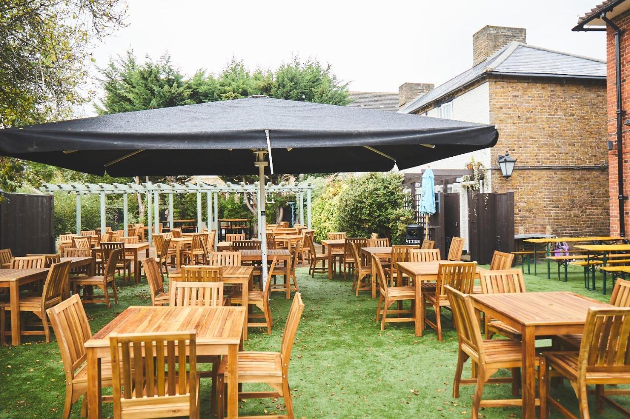 Bed and Breakfast The Lord Grenfell Maidenhead Exterior foto The garden at The Crown